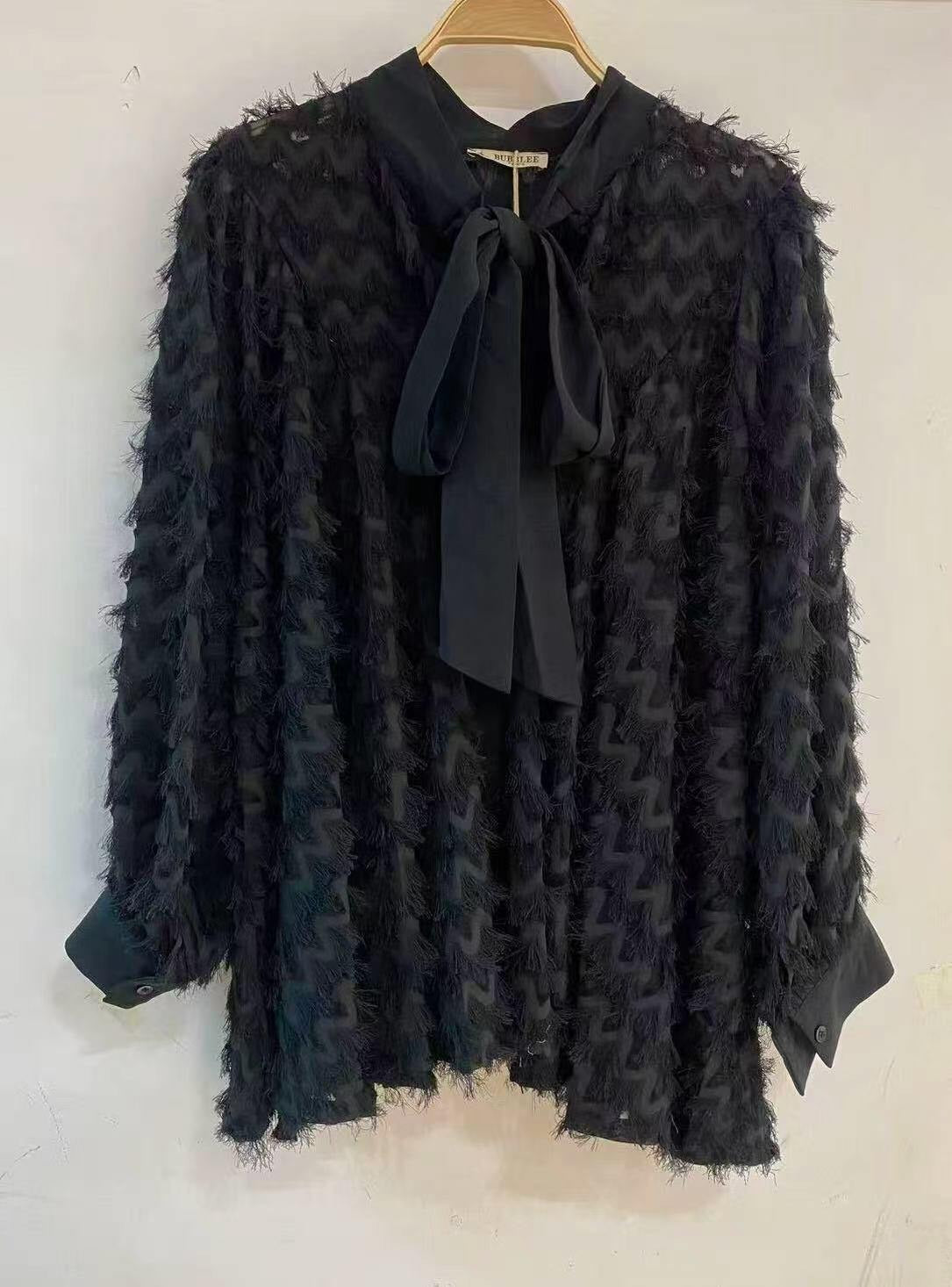 Plus size crna bluza s teksturom i mašnom – Crna