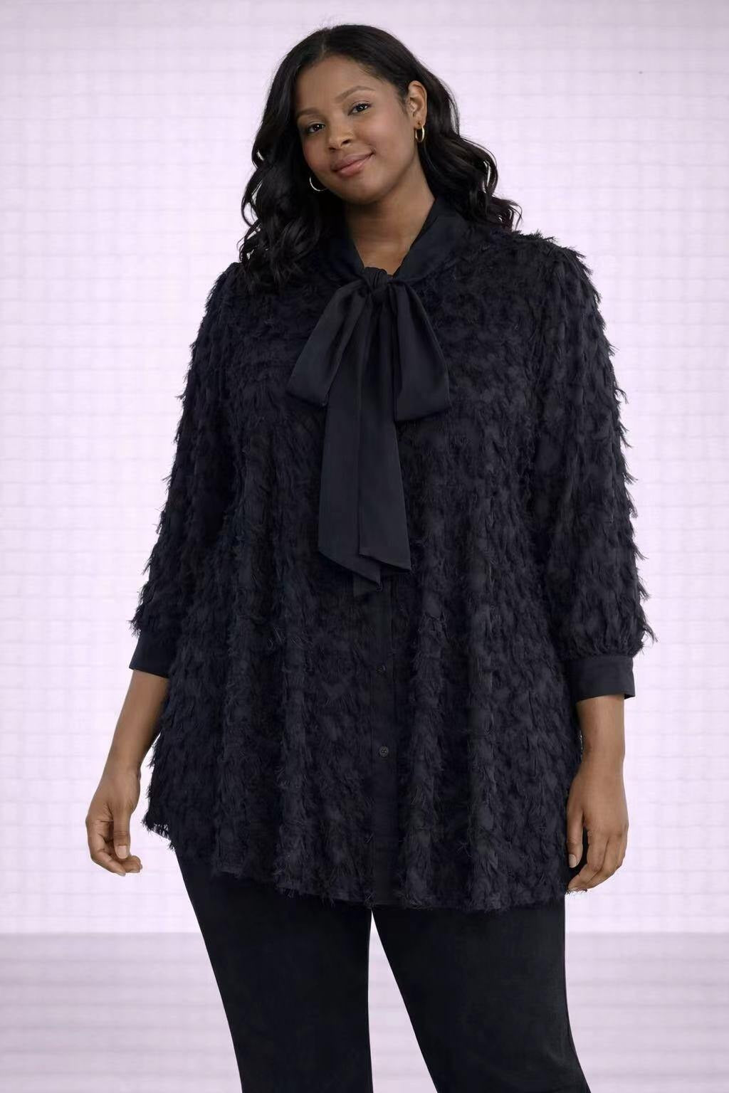 Plus size crna bluza s teksturom i mašnom – Crna