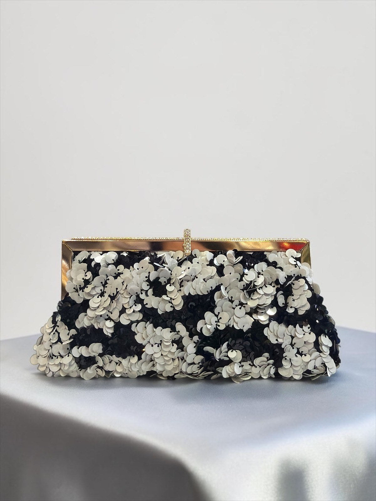 Clutch torba s cvjetnim ukrasima – prikaz 1