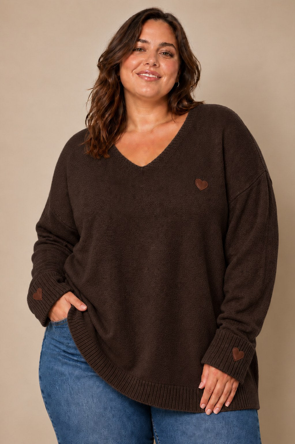 Plus size džemper s motivom srca – prikaz 4