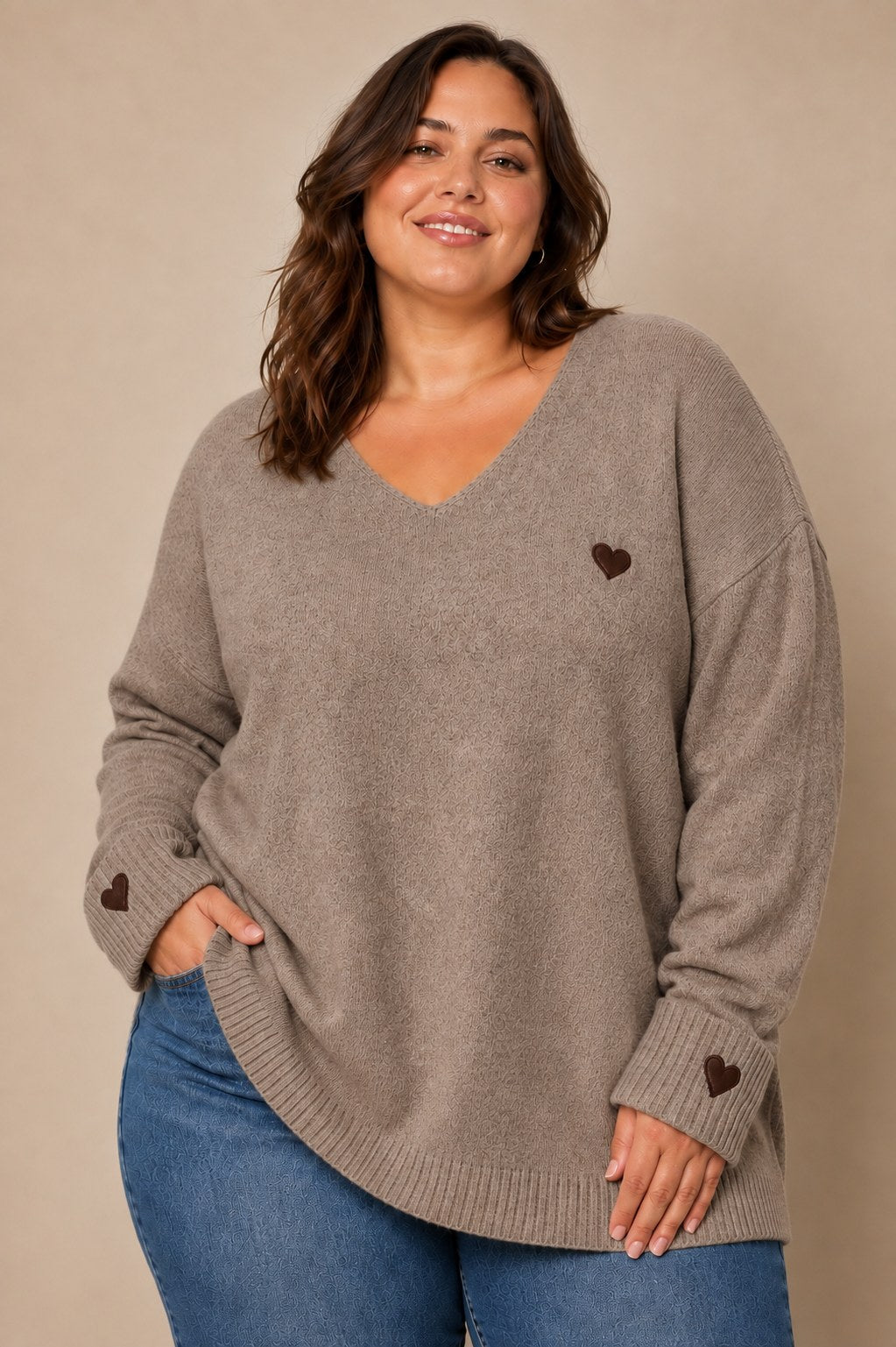 Plus size džemper s motivom srca – prikaz 5