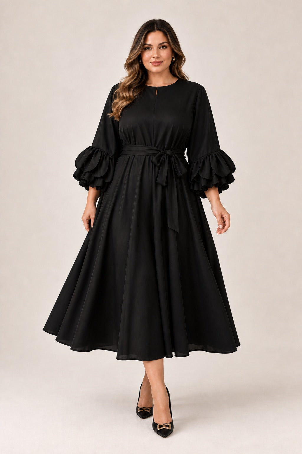 Pamučna haljina s remenom i voluminoznim rukavima – plus size haljina s paf rukavima crna