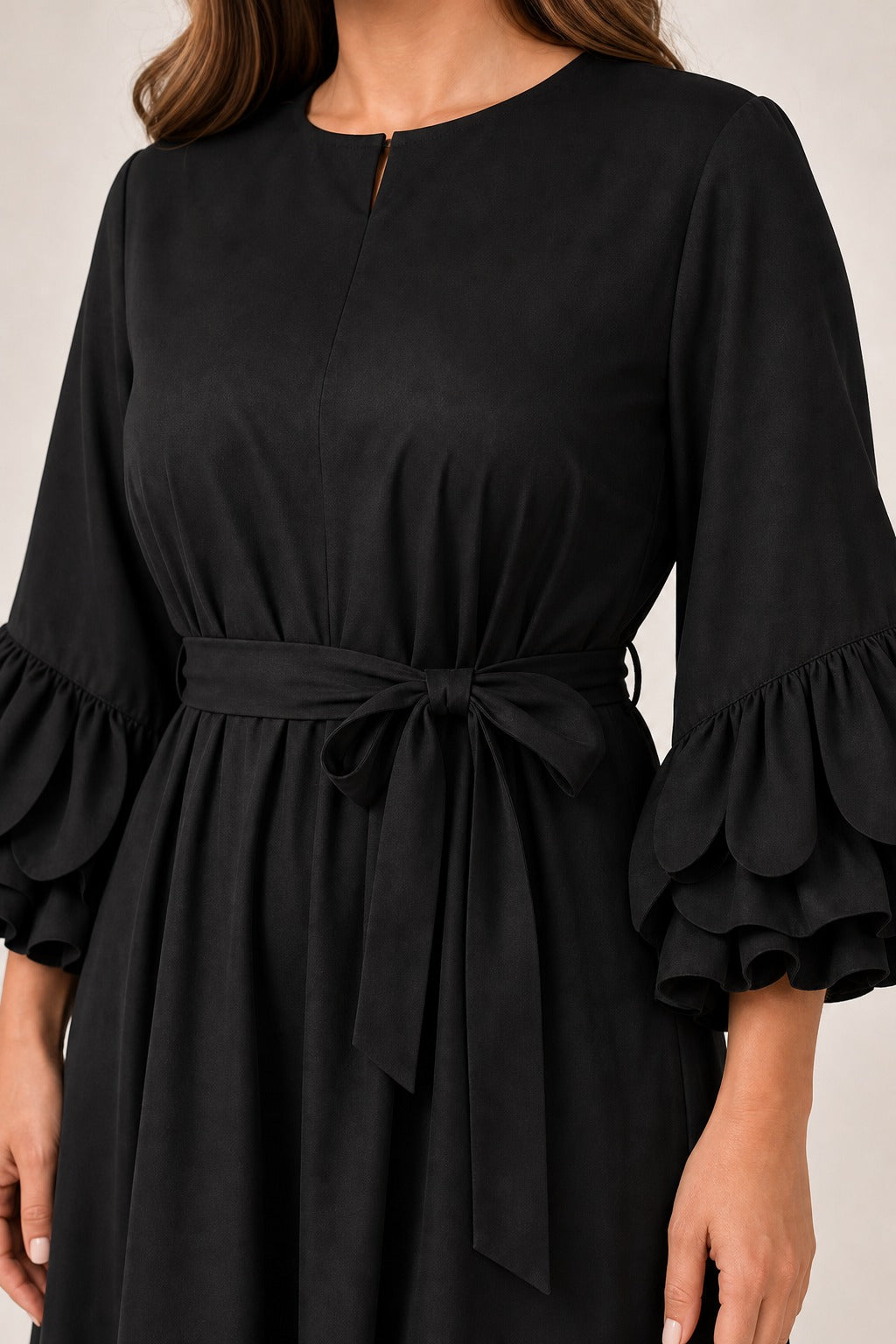 Pamučna haljina s remenom i voluminoznim rukavima – plus size haljina s paf rukavima crna