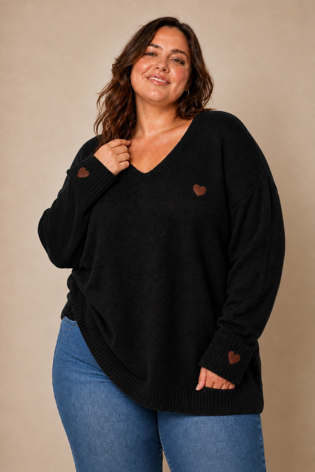 Plus size džemper s motivom srca – džemper srce crni