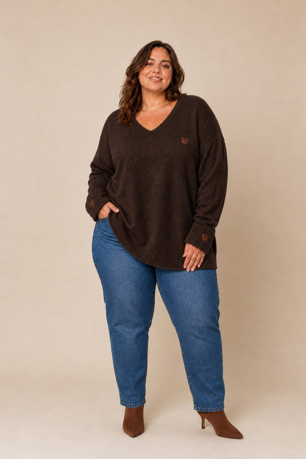 Plus size džemper s motivom srca – džemper srce smeđi