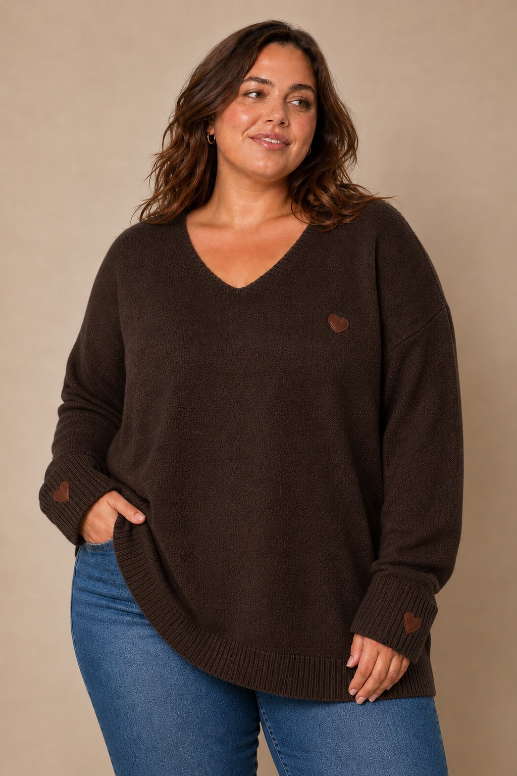 Plus size džemper s motivom srca – džemper srce smeđi