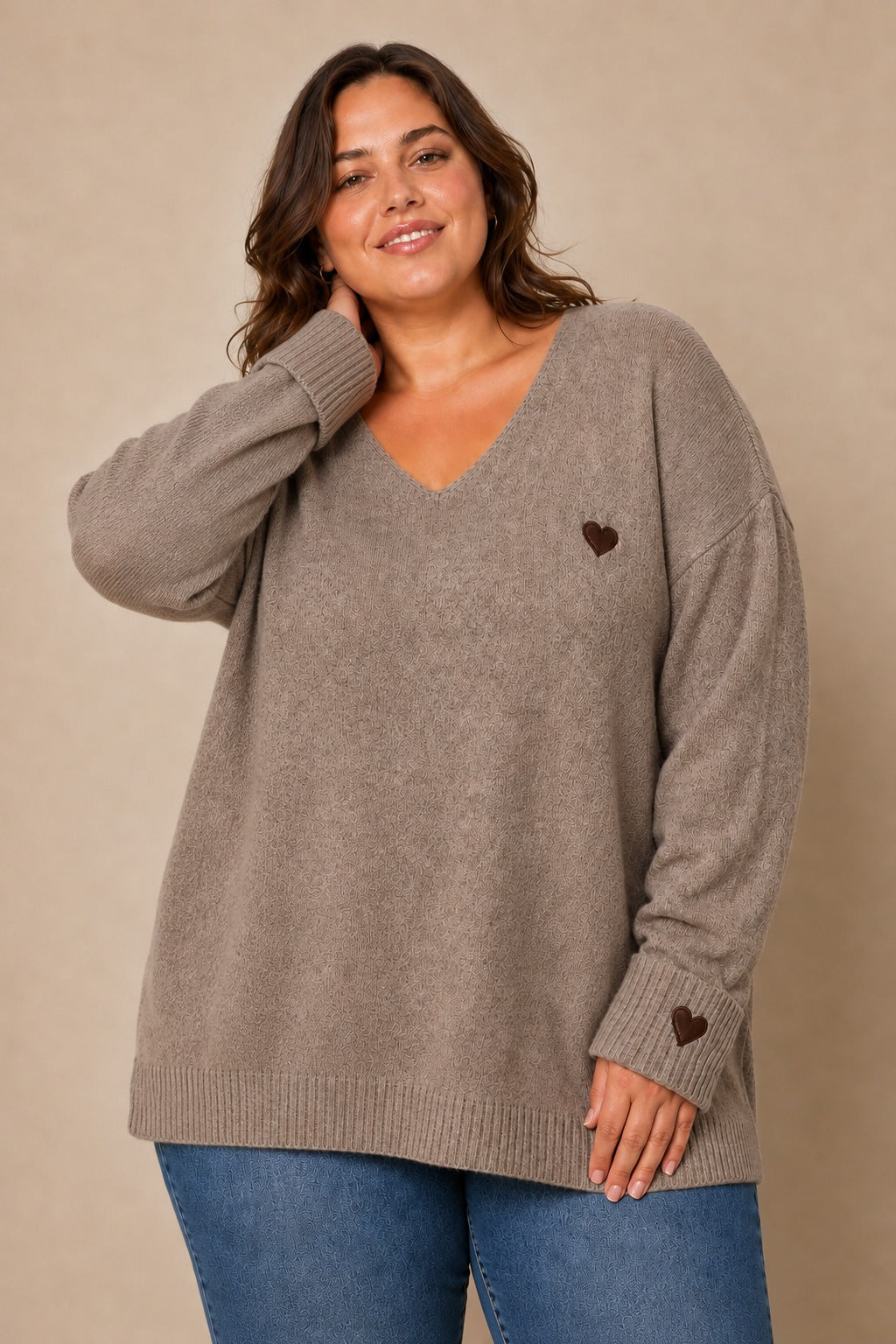 Plus size džemper s motivom srca – džemper srce taupe